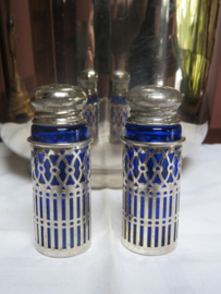 VERKOCHT Oud Engels peper en zoutstel blauw glas in verzilverde houder