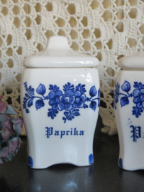 VERKOCHT Brocante aardewerk kruidenpotjes wit en blauw (2 stuks)