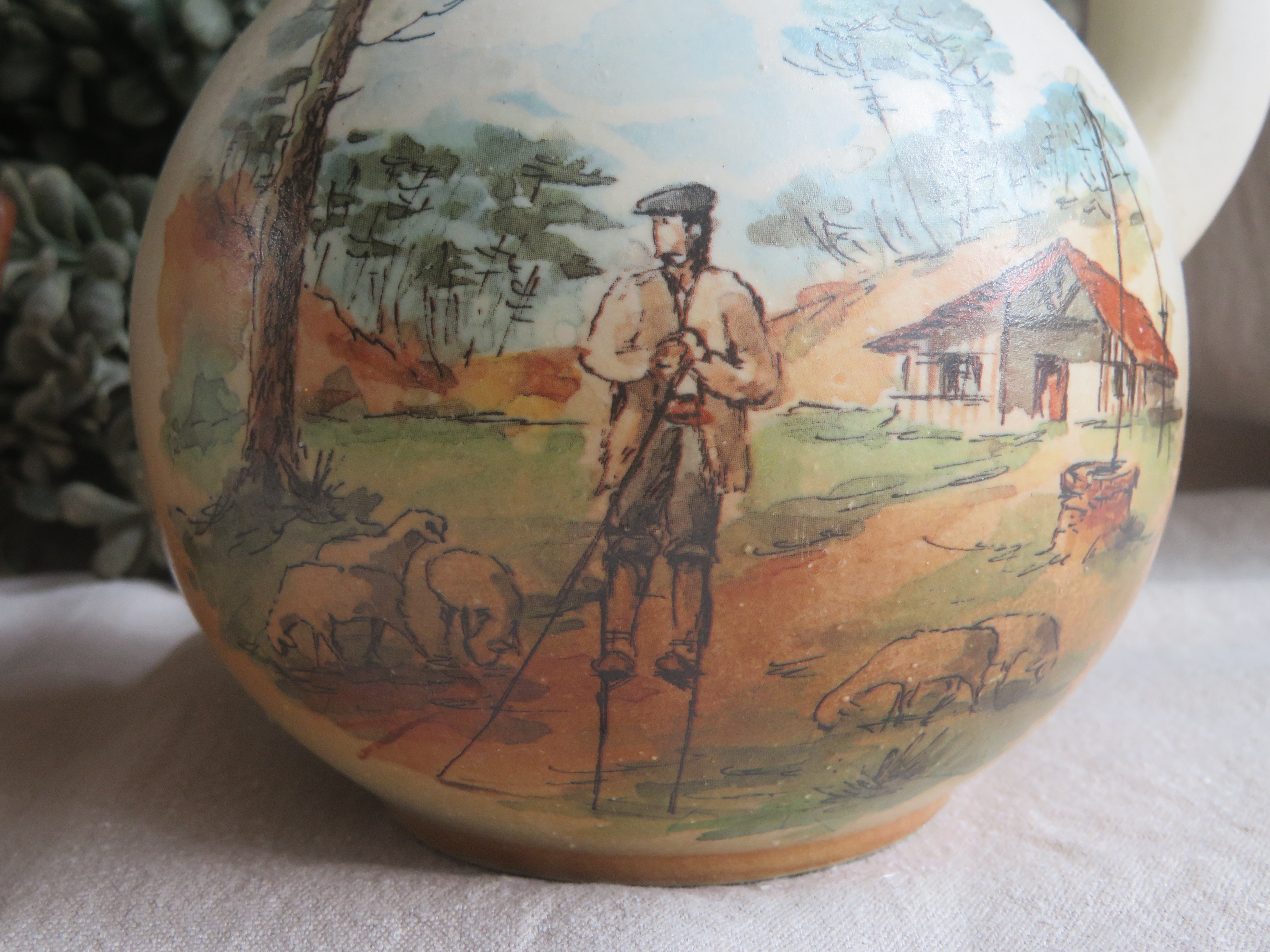 Vintage bruine aardewerk kan met boerderij tafereel - 18 cm