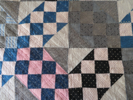 VERKOCHT Oude Amerikaanse patchwork quilt uit 1919, 210x210cm