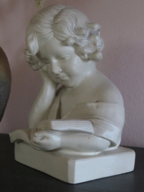 VERKOCHT Oud wit stenen beeld lezend meisje - 30 cm hoog