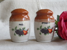 VERKOCHT Vintage aardewerk peper en zoutstel (salt and pepper)