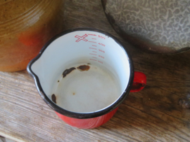 VERKOCHT Oude rode emaille maatbeker, 500ml