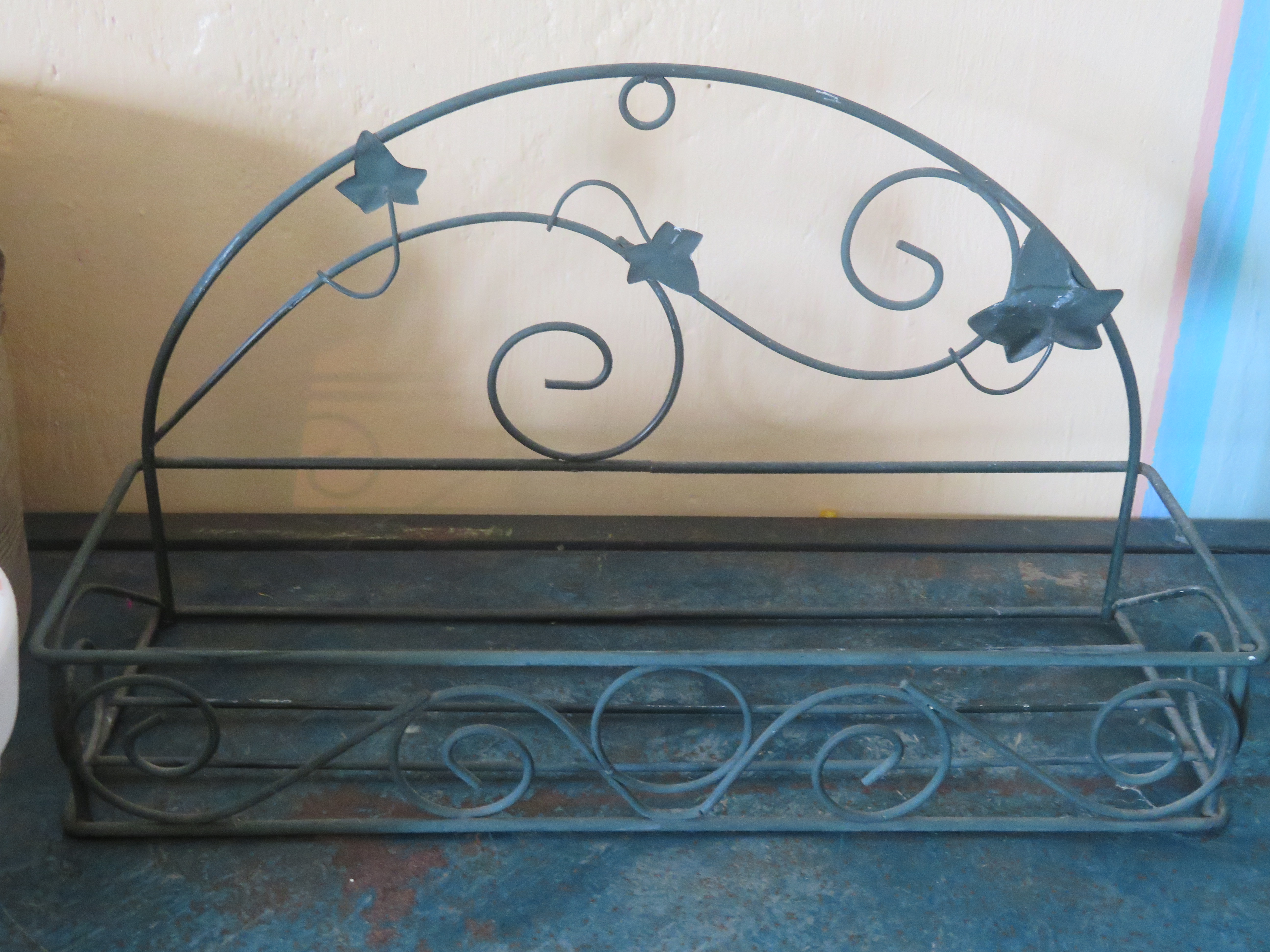 Brocante Frans metalen rek met 3 terracotta kruidenpotjes