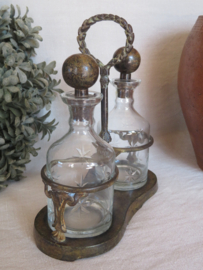 VERKOCHT Brocante olie en azijnstel in bruine ijzeren houder