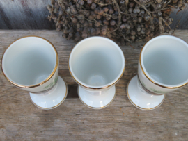 VERKOCHT Franse porseleinen koffiebekers op voet met vogeldecor - set van 3 stuks