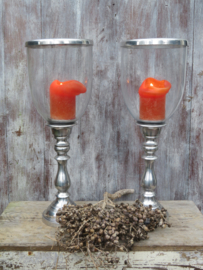 VERKOCHT Vintage glazen windlicht op hoge zilver metalen voet - 48 cm hoog (prijs per stuk)