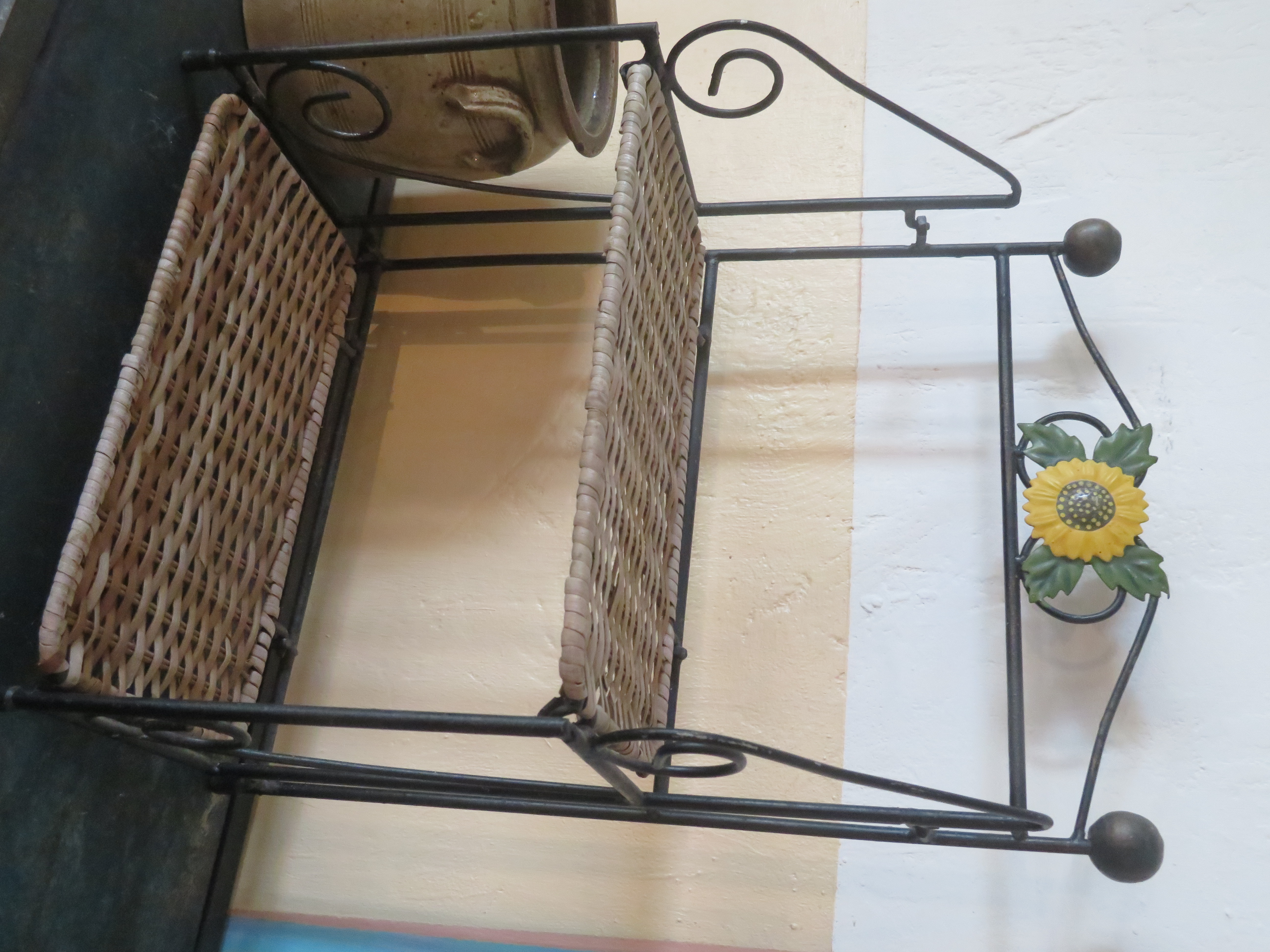 Brocante Frans metalen keukenrek wandrek met rotan