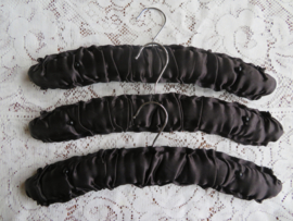 Vintage met zwart satijn beklede kleerhangers