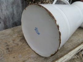 Oude witte emaille lampetkan waterkan - 36 cm hoog