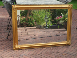VERKOCHT Brocante spiegel in goudkleurige gipsen lijst, 105 x 74 cm