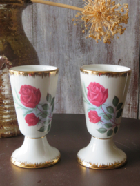 VERKOCHT Set van 2 Franse porseleinen koffiebekers op voet met rozendecor