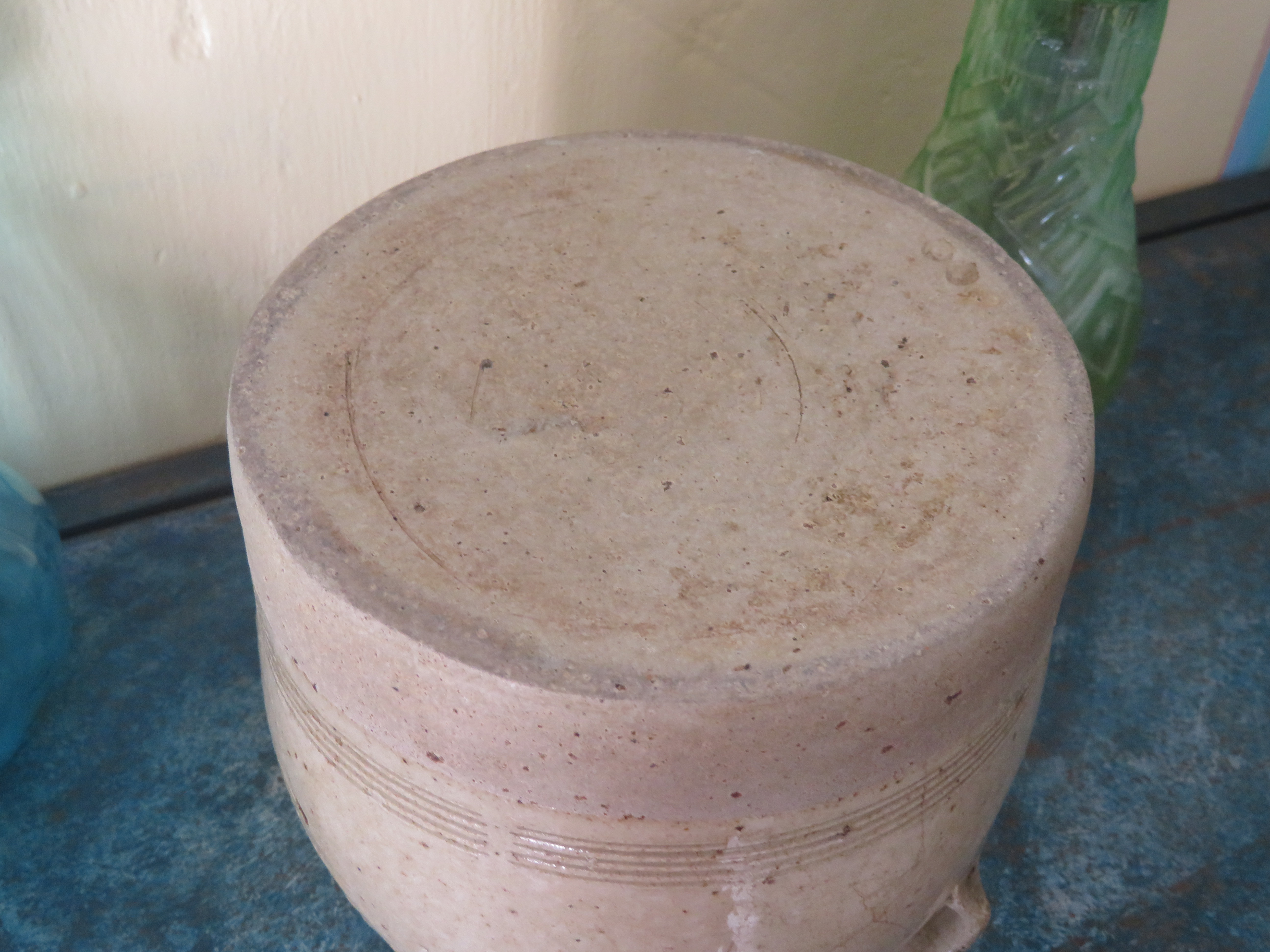 Oude Franse beige grespot - 16 cm (artikelnr. 153)