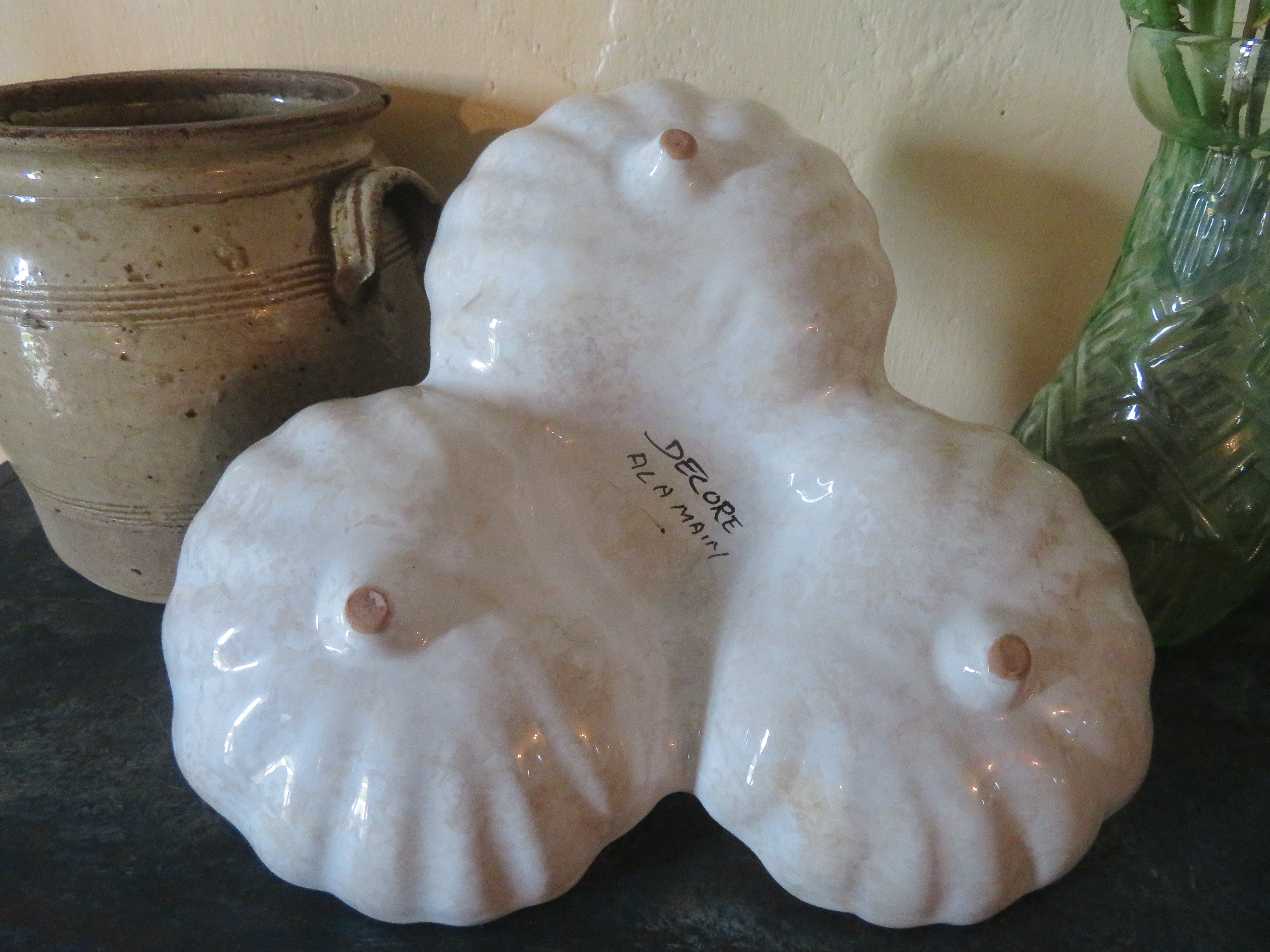 Brocante Franse aardewerk serveerschaal schelpmodel - handgeschilderd