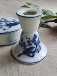 VERKOCHT Brocante wit en blauw porseleinen kandelaar, 8 cm hoog