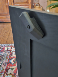 Brocante zwarte kast met uitschuifbaar plateau