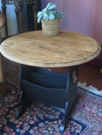 VERKOCHT Brocante ronde houten bijzettafel met tijdschriftenbak