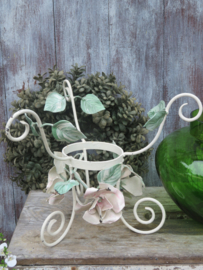 Brocante groene glazen vaas in Franse metalen standaard