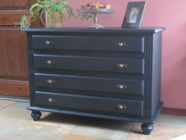 VERKOCHT Brocante zwarte houten ladekast met 4 laden