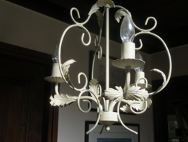 VERKOCHT Brocante Franse écru metalen hanglamp, 3-lichts
