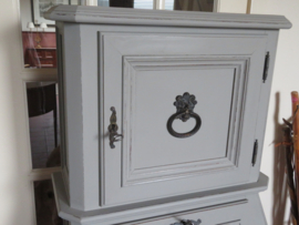 VERKOCHT Oude brocante smalle secretaire kast bureau