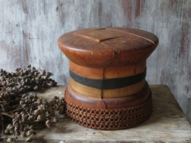 VERKOCHT Antieke houten hoedenmal