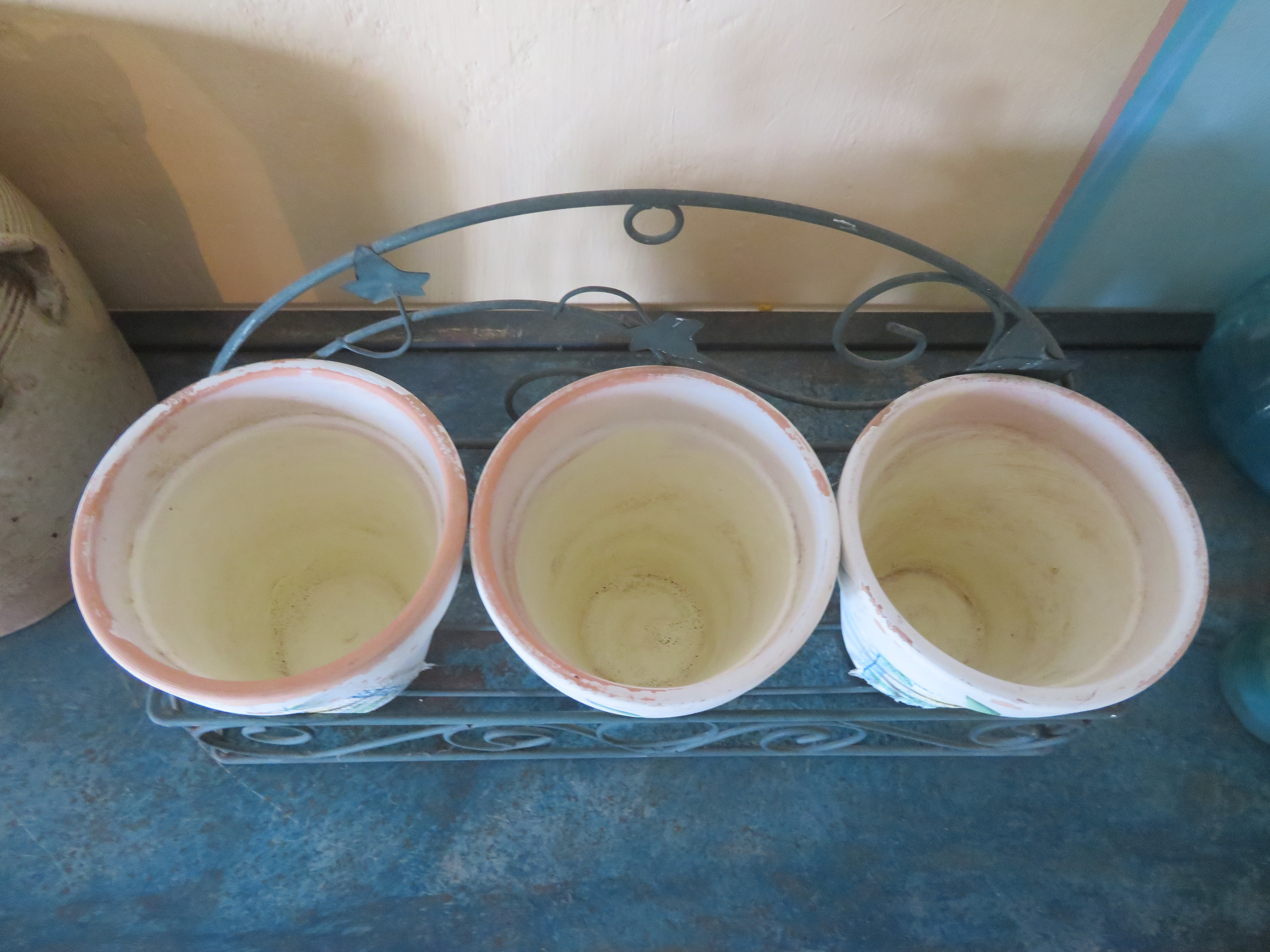 Brocante Frans metalen rek met 3 terracotta kruidenpotjes