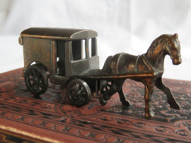 VERKOCHT Miniatuur bronsmetalen paard en koets