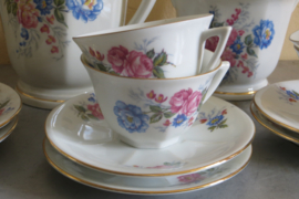 Oud Frans porseleinen koffieservies met decor van rozen en veldbloemen