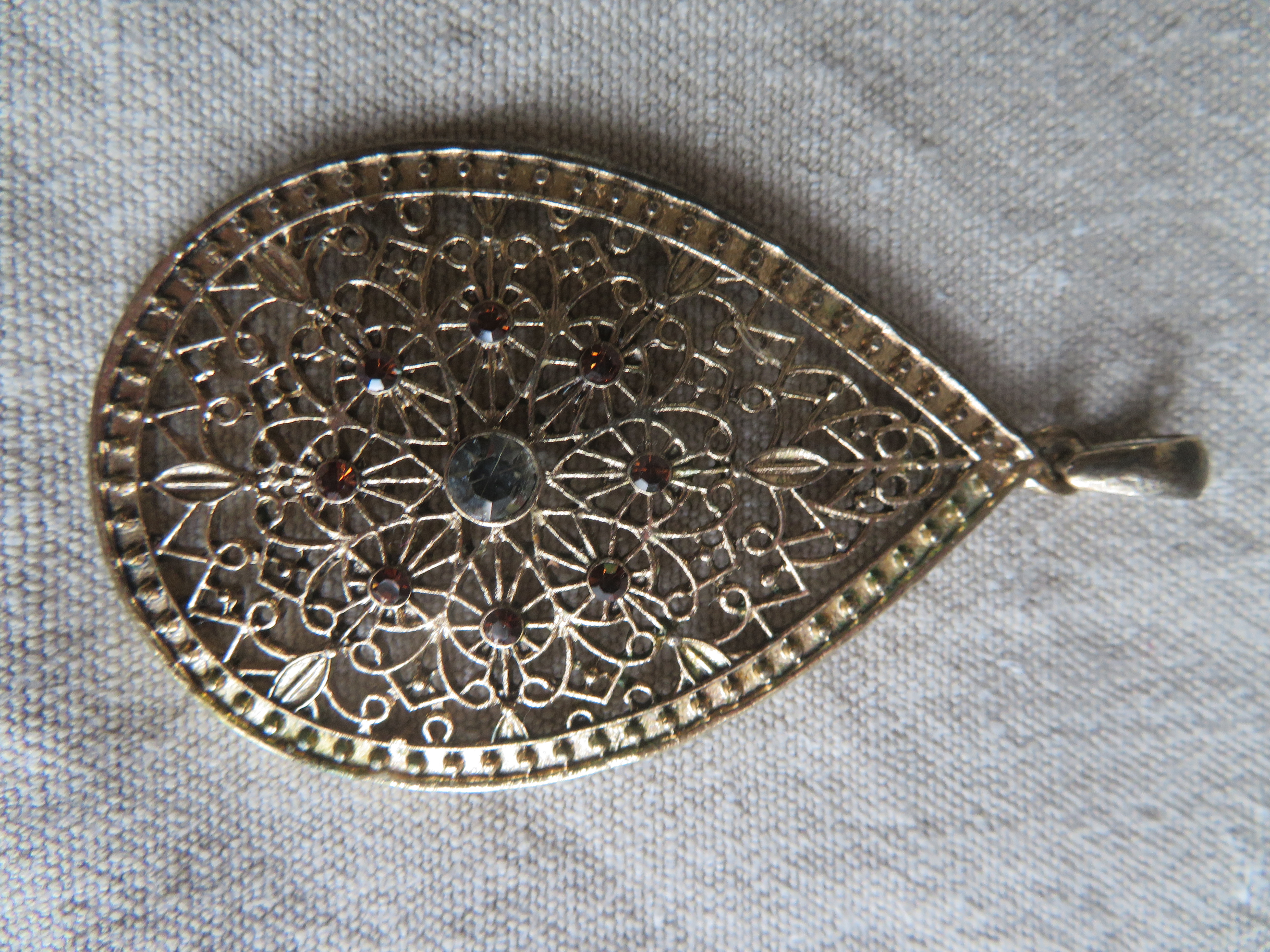Vintage druppelvorm goudkleurige ajour hanger met steentjes