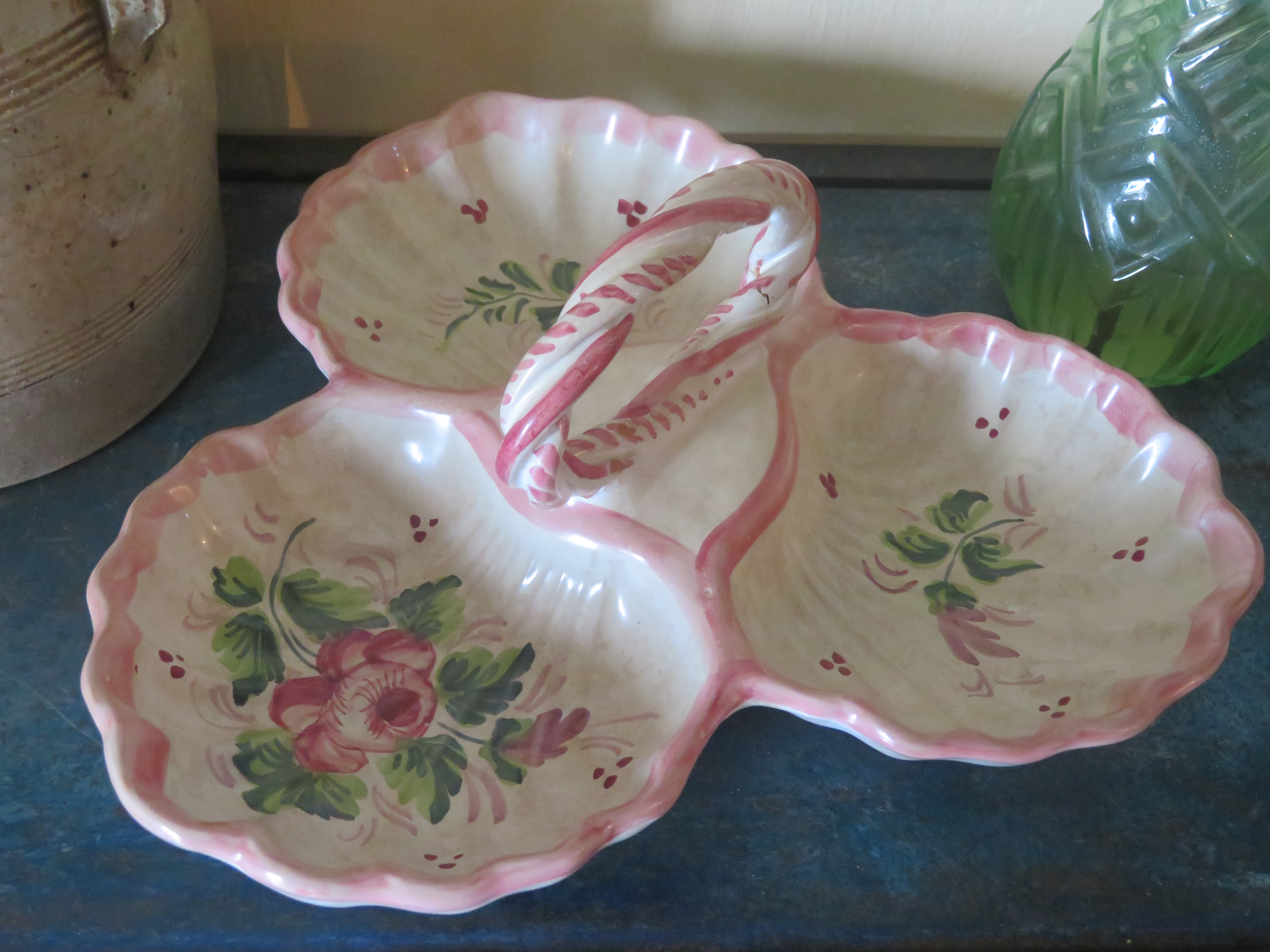 Brocante Franse aardewerk serveerschaal schelpmodel - handgeschilderd