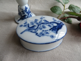 VERKOCHT Brocante wit en blauw porseleinen dekseldoosje sieradendoosje