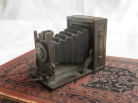 VERKOCHT Miniatuur bronsmetalen camera (puntenslijper)