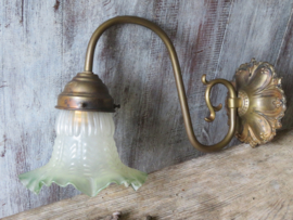 VERKOCHT Oude Franse koperen wandlamp, melkglazen kap met groene rand