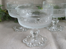 VERKOCHT Vintage ijscoupes / champagne coupes frosted glass, set van 6 stuks