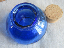 VERKOCHT Vintage blauw glazen potje met kurk
