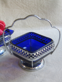 Oude Engelse verzilverde suikerpot met inleg van blauw glas