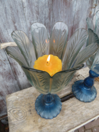 VERKOCHT Stel brocante blauwe glazen windlichten tulpmodel - 35 cm hoog