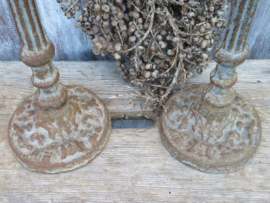 VERKOCHT Oude gietijzeren kandelaars - 30 cm hoog 