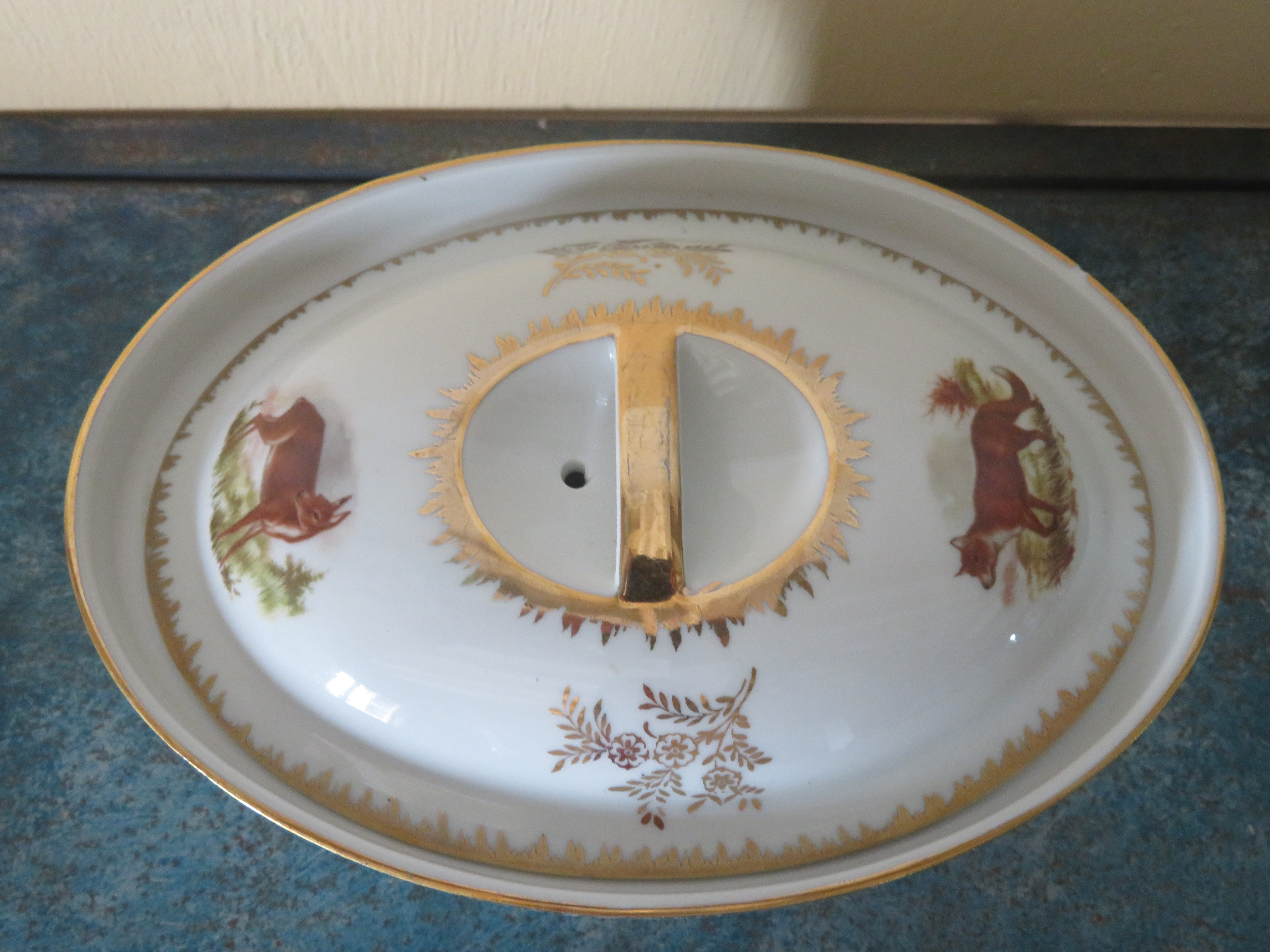 Oude Franse porseleinen terrine met wilddecor - ovenvast met deksel