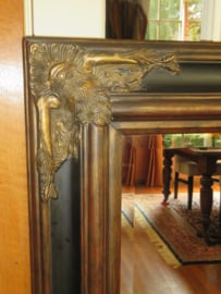 VERKOCHT Grote oude spiegel in barok houten lijst - 120 x 89 cm.
