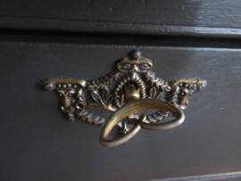 Brocante donkergrijze buikkast