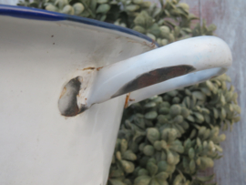 Brocante emaille vergiet op voet