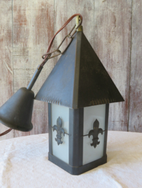 Oud Frans zwart metalen hanglampje met Franse lelie - ca. 1950