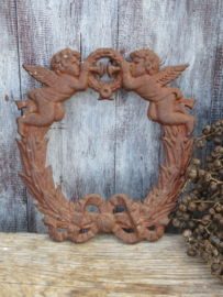 VERKOCHT Brocante gietijzeren wandornament met putti's