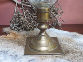 VERKOCHT Vintage gegraveerd glazen windlicht kandelaar op bronzen voet - 39 cm