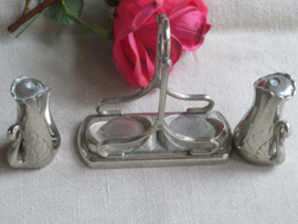 VERKOCHT Verzilverd Jugendstil peper en zoutstel met zwanen in verzilverde houder