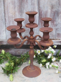 VERKOCHT Brocante roestkleurige metalen kandelaar, 5-lichts