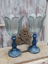 VERKOCHT Stel brocante blauwe glazen windlichten tulpmodel - 35 cm hoog