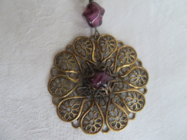 Vintage lange halsketting met ajour hanger en paarse stenen